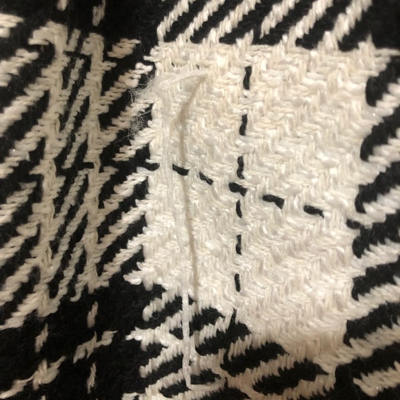 Zara Houndstooth Mini Skirt with belt, size M. A pull in the back, photographed - Picture 3 of 4